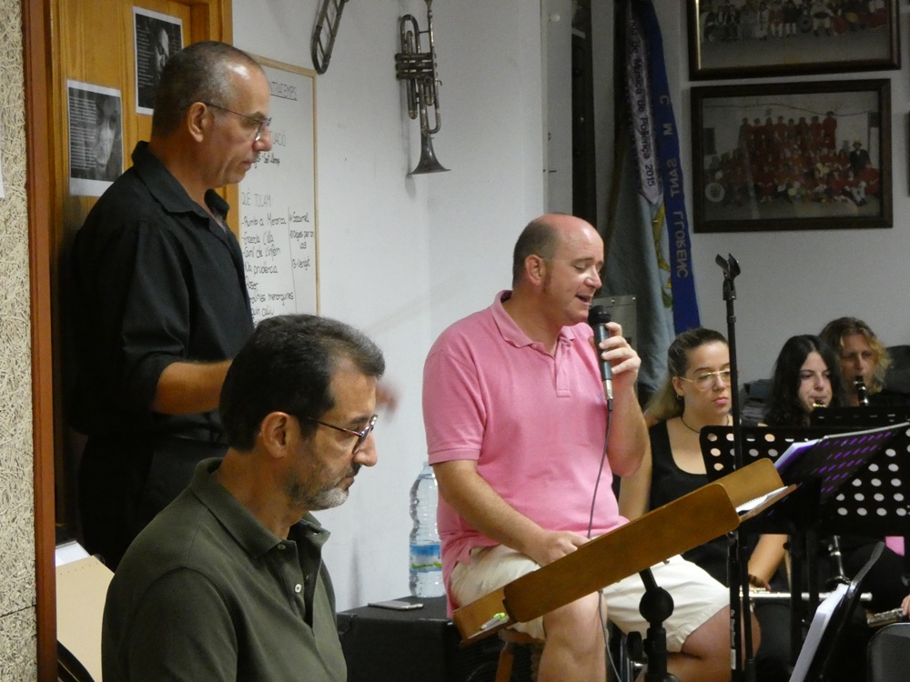 La Banda De Musica I El Cantautor Menorqui Miquel Mariano Preparats Pel Concert De Festes Rumb A Menorca Card Cat card cat